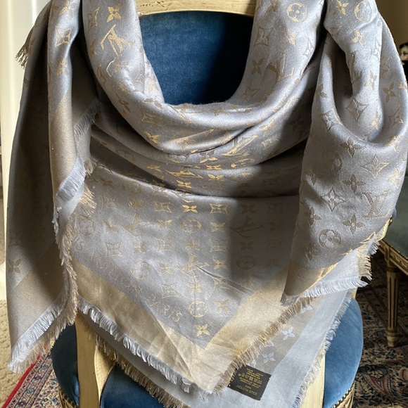 Louie Vuitton wool/silk monogram shawl. Silver and gold - Picture 11 of 11